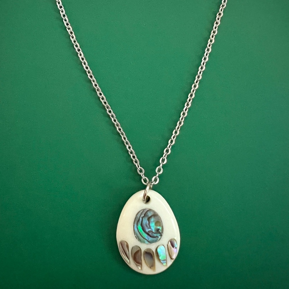 Necklace with seashell pendant